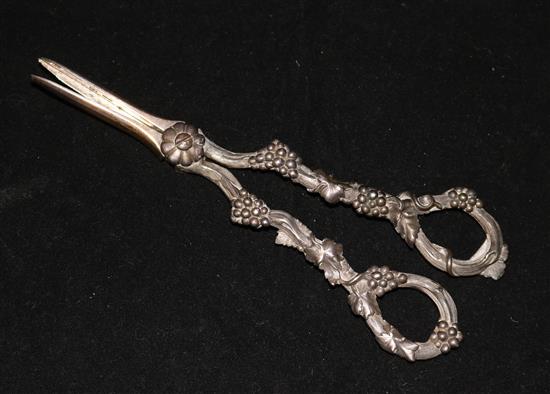 A pair of early Victorian silver grape scissors by Reily & Storer, London, 1841, 7in.